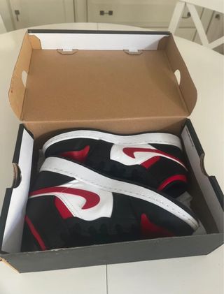 Deportivas Jordan Rojas y Negras unisex