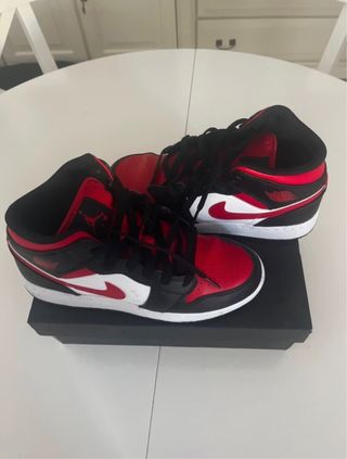 Deportivas Jordan Rojas y Negras unisex