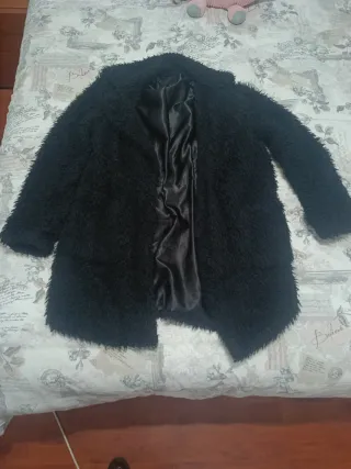 Abrigo pelo negro largo