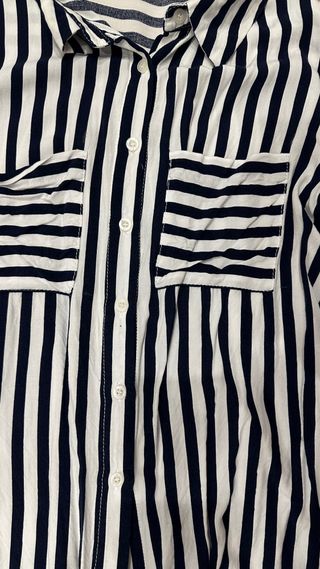 Camisa de rayas blancas y negras