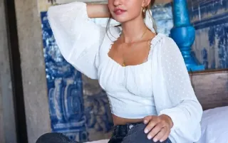 Top blanco con volantes y manga abullonada