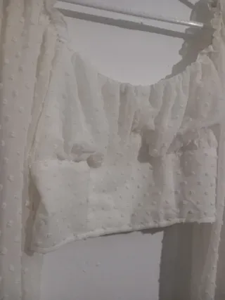 Top blanco con volantes y manga abullonada