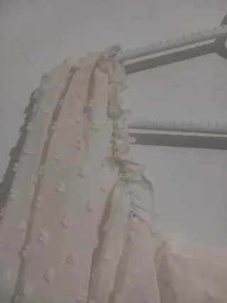 Top blanco con volantes y manga abullonada