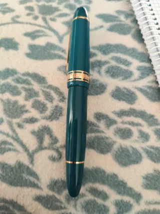 Pluma estilográfica verde con detalles dorados