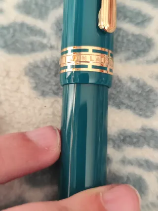 Pluma estilográfica verde con detalles dorados