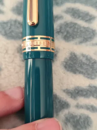 Pluma estilográfica verde con detalles dorados