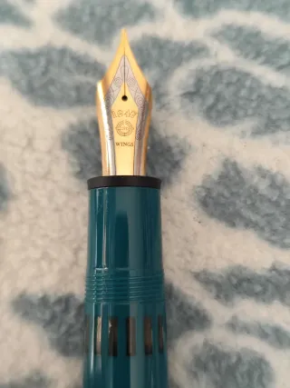 Pluma estilográfica verde con detalles dorados