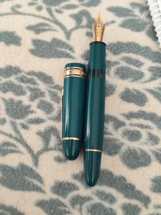 Pluma estilográfica verde con detalles dorados