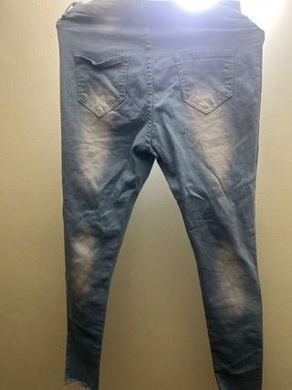 Pantalón vaquero pitillo con tachuelas y lentejuel