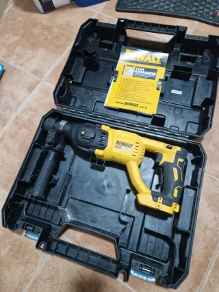 Taladro percutor Dewalt DCH133NT 18V