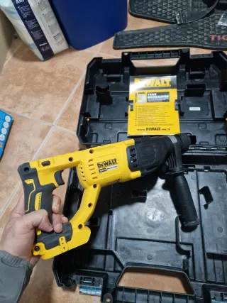 Taladro percutor Dewalt DCH133NT 18V