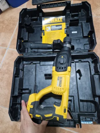 Taladro percutor Dewalt DCH133NT 18V