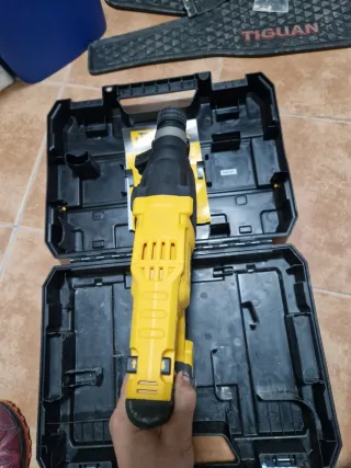 Taladro percutor Dewalt DCH133NT 18V