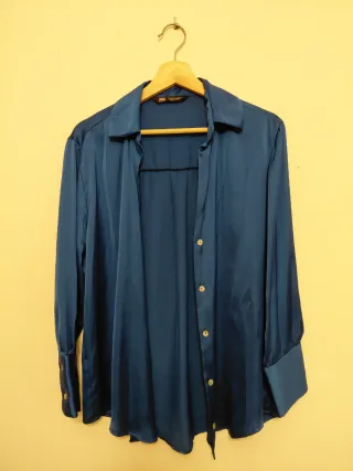 Camisa Zara azul satinada