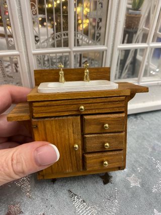 Mueble de casa de muñecas con lavabo