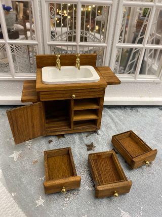 Mueble de casa de muñecas con lavabo