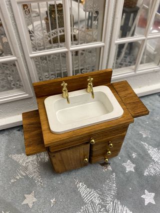 Mueble de casa de muñecas con lavabo