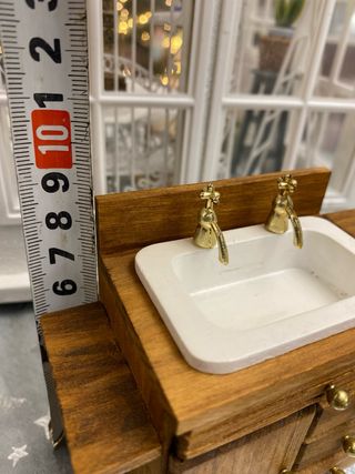 Mueble de casa de muñecas con lavabo