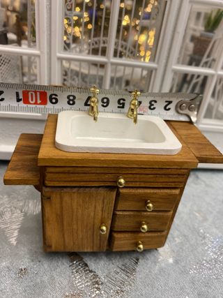 Mueble de casa de muñecas con lavabo