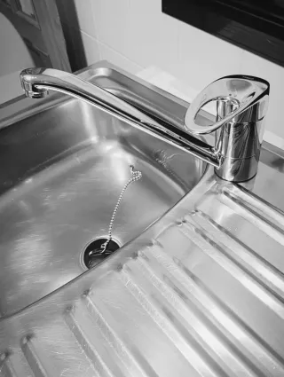 Fregadero y grifo acero inoxidable Roca.