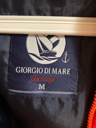 Chaqueta roja con capucha y pelo