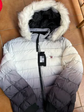 Chaqueta con capucha y pelo