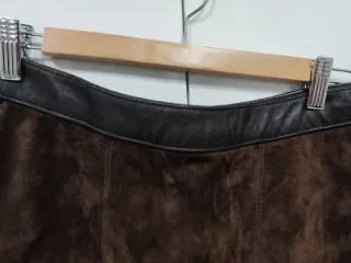 Falda recta midi ante marrón