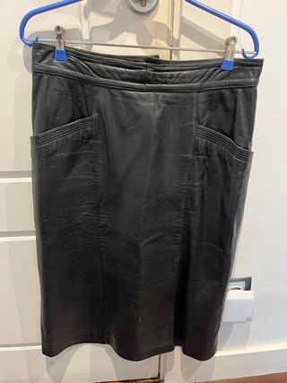 Falda de cuero negra