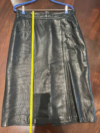 Falda de cuero negra
