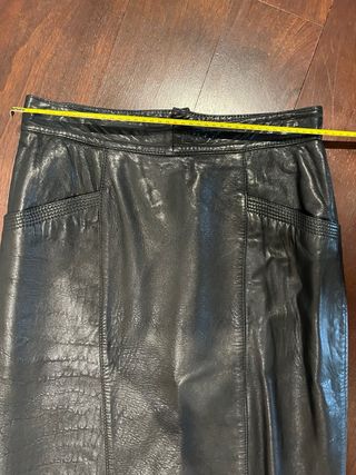 Falda de cuero negra