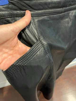 Falda de cuero negra
