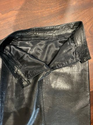 Falda de cuero negra