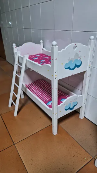 Cuna de muñecas litera blanca.