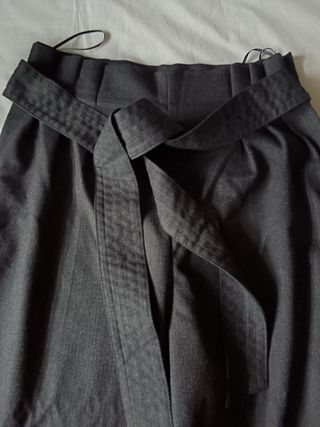 Bermuda gris con cinturón