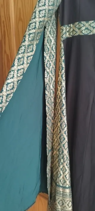 Vestido largo negro, verde y dorado