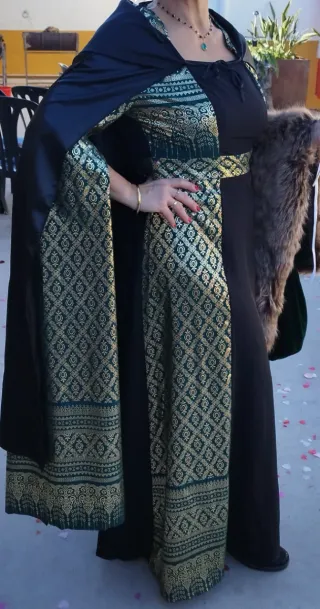 Vestido largo negro, verde y dorado