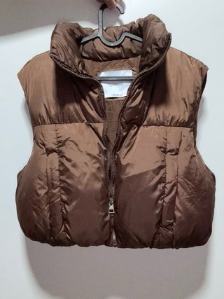 Chaleco acolchado Bershka marrón