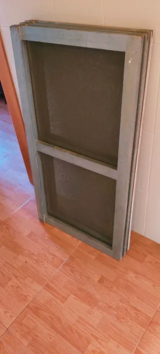 3 mosquiteras de madera para ventana.