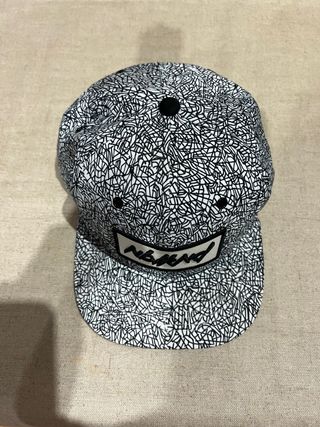 Gorra con estampado abstracto