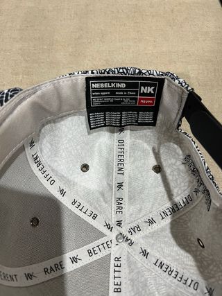 Gorra con estampado abstracto