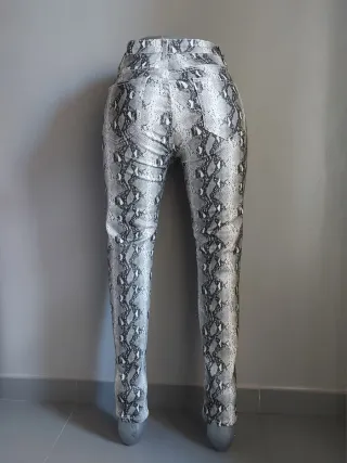 Pantalón efecto piel serpiente gris L