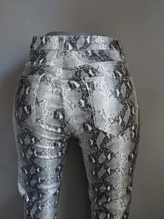 Pantalón efecto piel serpiente gris L