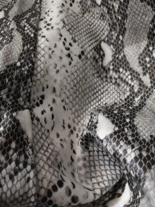 Pantalón efecto piel serpiente gris L