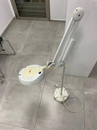 Lámpara lupa estética Pollie beige/blanca