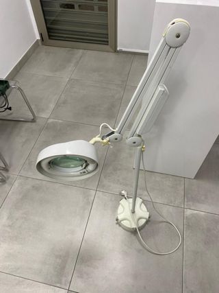 Lámpara lupa estética Pollie beige/blanca