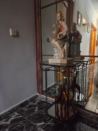Espejo recibidor con estatua y mesa