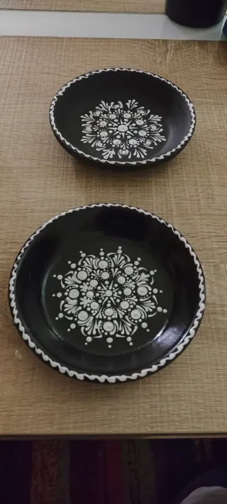 Piatto in ceramica nero con mandala bianco, dipinto a mano