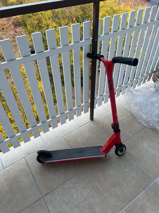 Patinete rojo Oxelo. Especial saltos