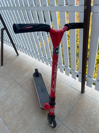 Patinete rojo Oxelo. Especial saltos