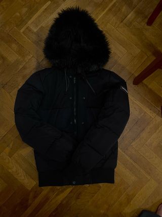 Abrigo acolchado negro con capucha de pelo